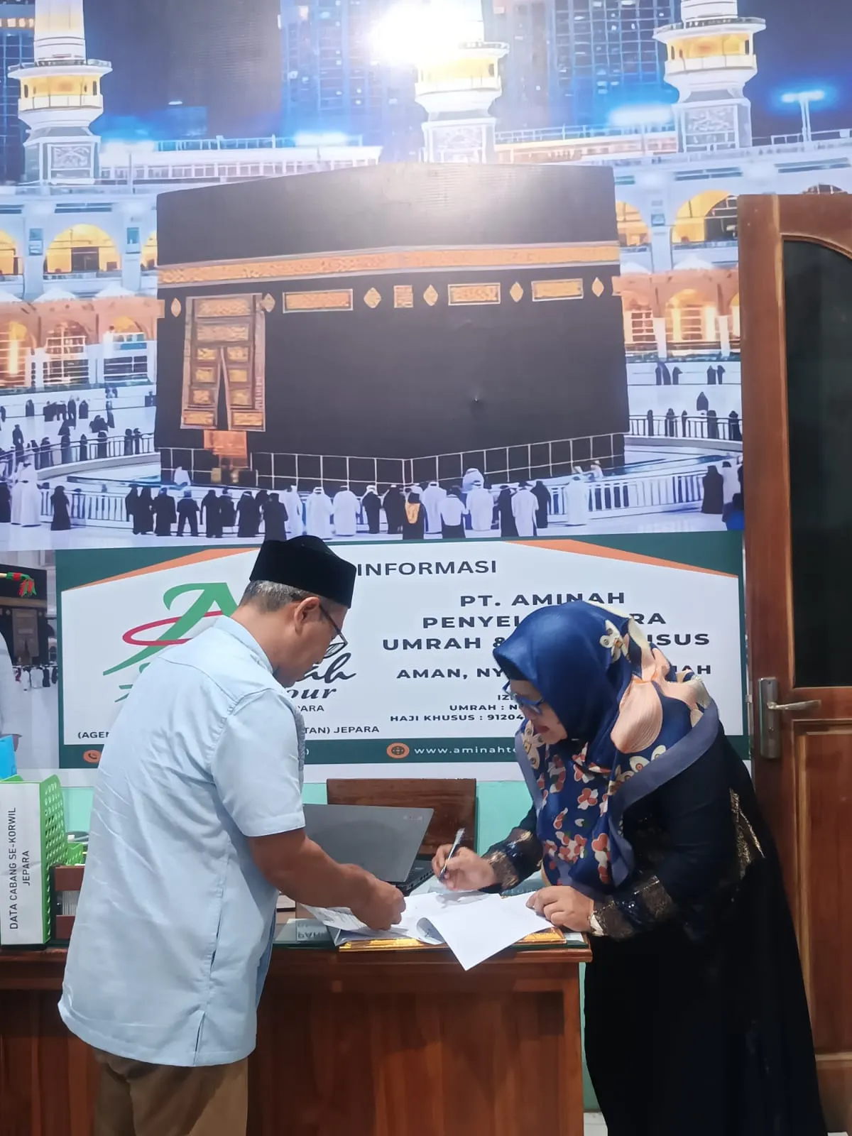Penandatanganan MOU Owner Aminah Tour Pusat bersama Owner Aminah Tour Jepara sebagai Kordinator Mark